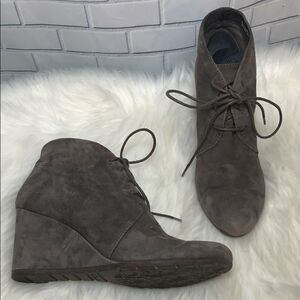 Clarks Artisan Brown  Suede Ankle Booties Size 9